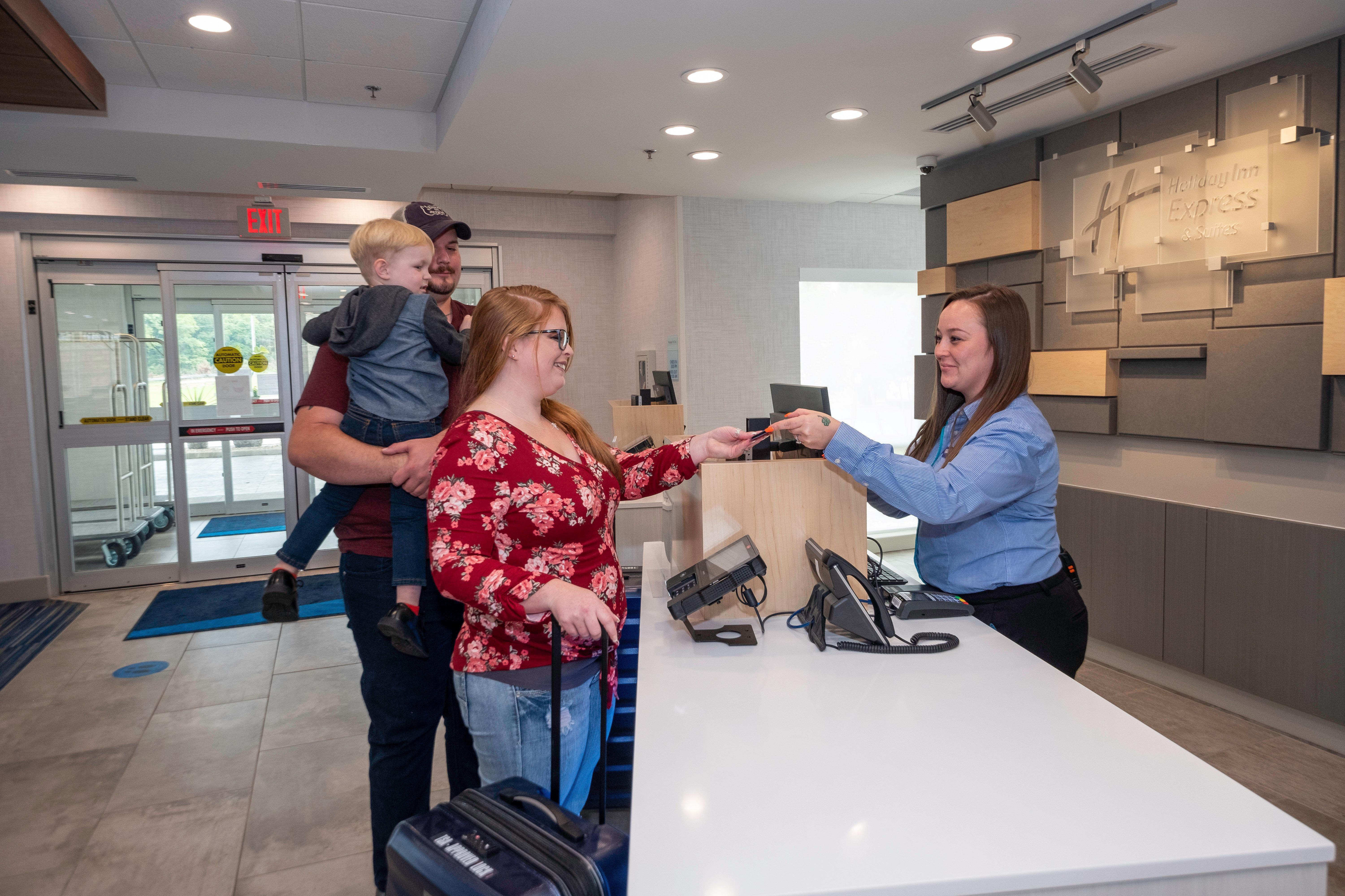 Holiday Inn Express & Suites - Staunton By Ihg Bagian luar foto