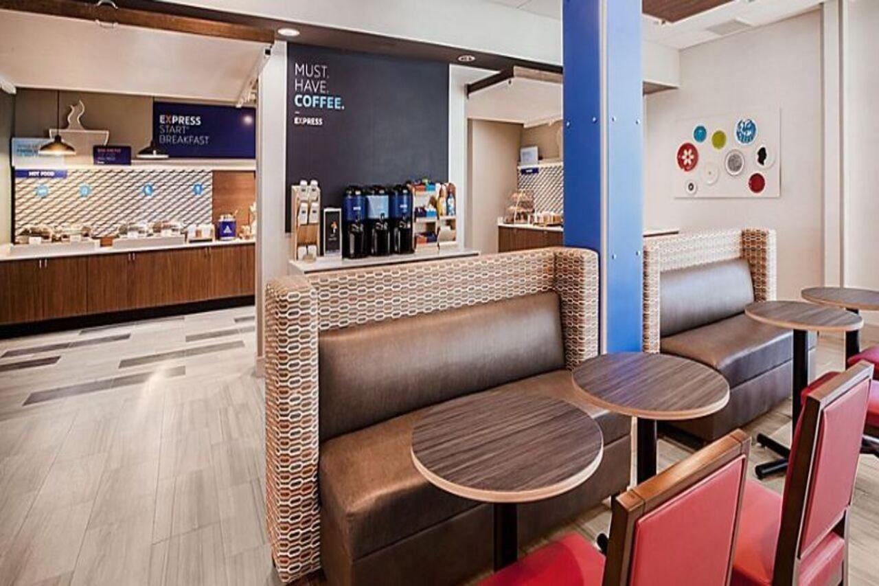 Holiday Inn Express & Suites - Staunton By Ihg Bagian luar foto