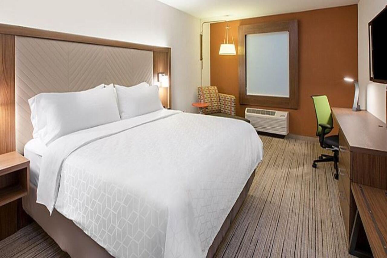 Holiday Inn Express & Suites - Staunton By Ihg Bagian luar foto